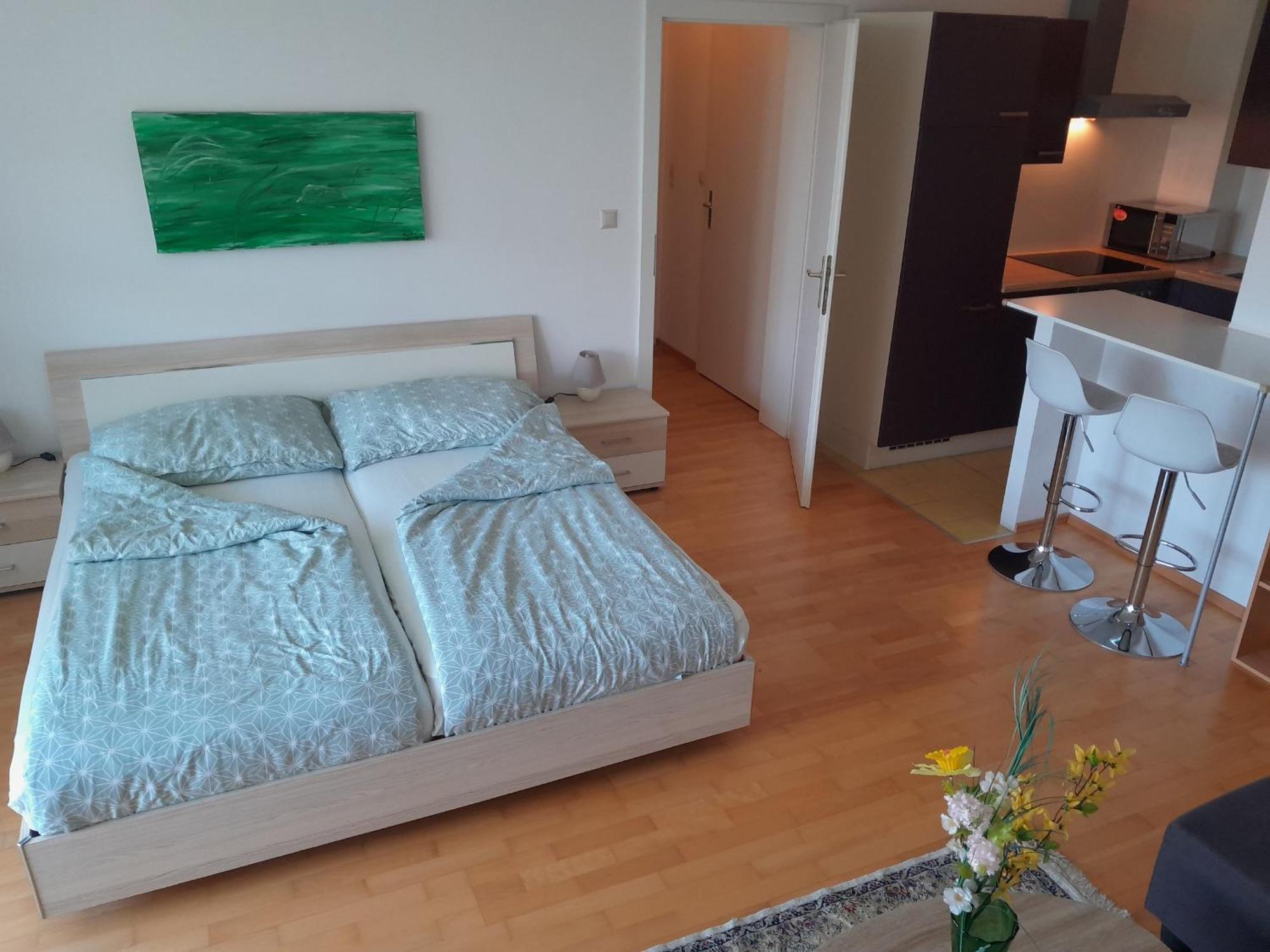 Serviced With Sunny Balcony Wien